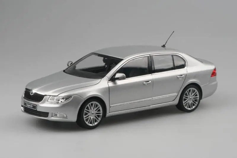 Super Cena Model 1 72 Škoda Superb II Limousine BRILLIANT SILVER - A7W