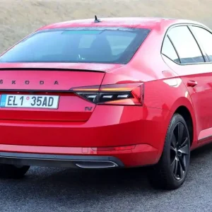 Škoda Superb IV - zadní černé logo ŠKODA z verze sportline Omezená Nabídka