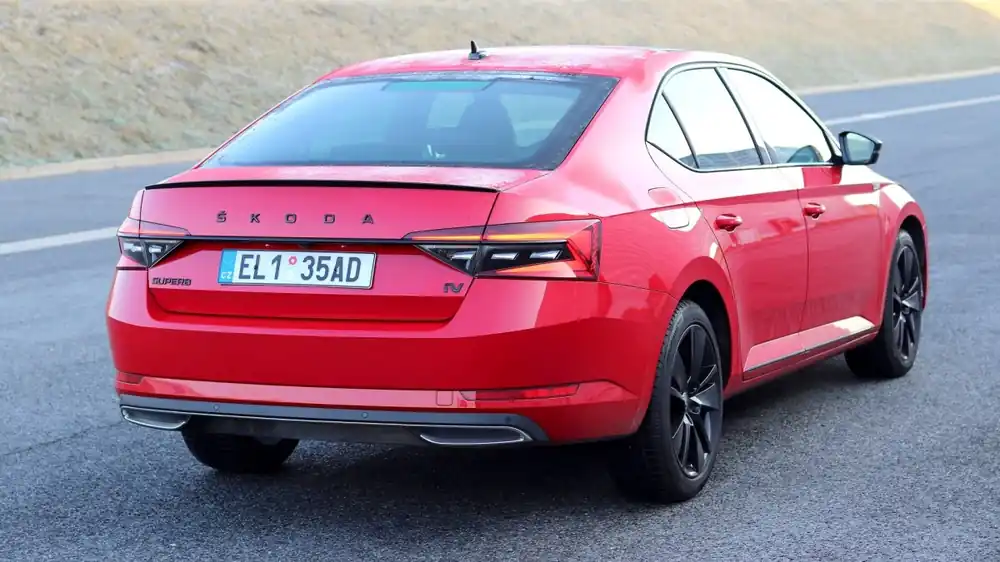 Škoda Superb IV - zadní černé logo ŠKODA z verze sportline Omezená Nabídka