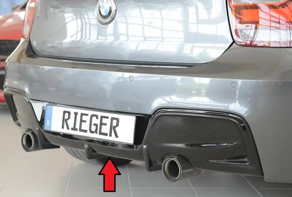 Rieger vložka zadního nárazníku pro BMW řada 1 F20, F21 sedan / 2-dvéř., sedan / 4-dvéř. před faceliftem, plast ABS lakovaný do černé lesklé barvy, pro orig. koncovky na obou stranách Rychlé Dodání