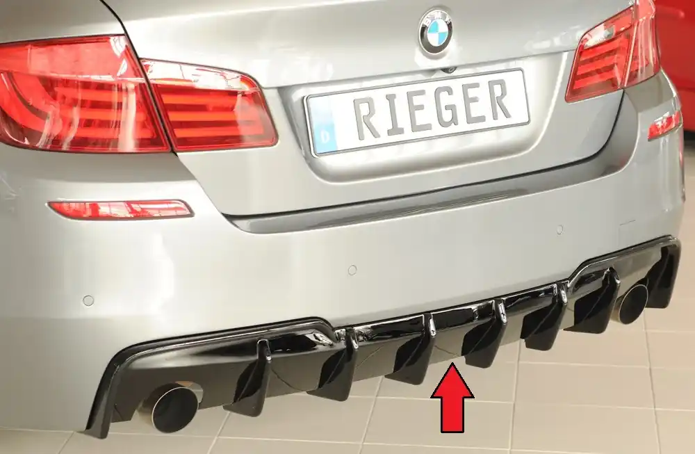 Rieger vložka zadního nárazníku (pro vozy s tažným zařízením) pro BMW řada 5 F11 touring, plast ABS lakovaný do černé lesklé barvy, pro originální koncovky vlevo a vpravo Značkový