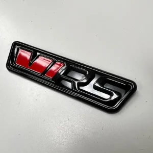 Sleva Škoda logo RS verze 2023 lakované, podklad černá barva F9R s červeným reflexem