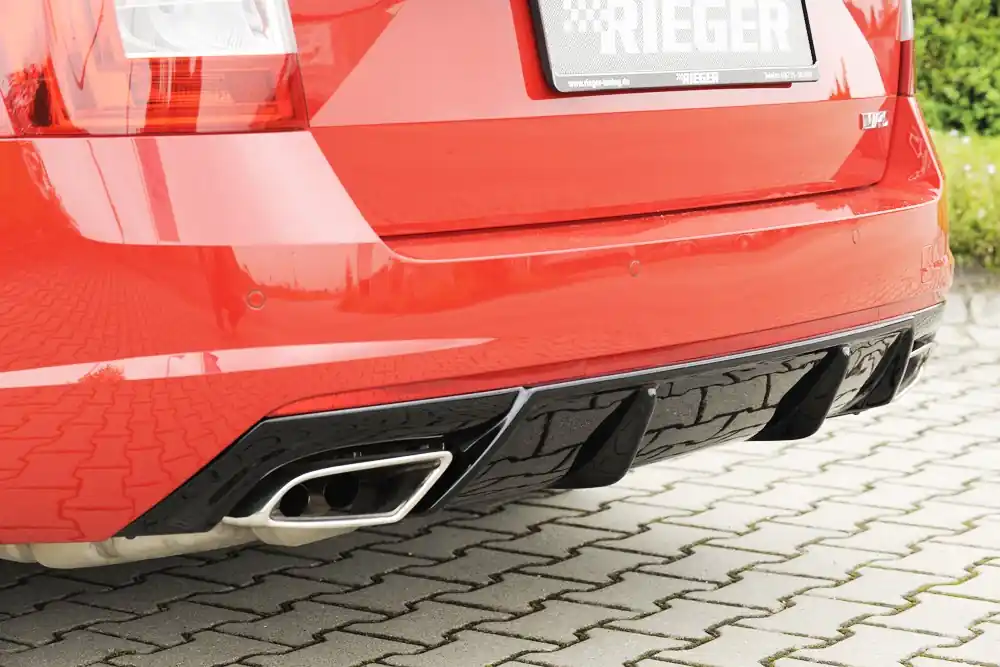 Rieger vložka zadního nárazníku pro Škoda Octavia RS 5E combi, sedan vč. faceliftu, plast ABS lakovaný do černé lesklé barvy, pro vozy s nasazovacím tažným zařízením Finální Výprodej