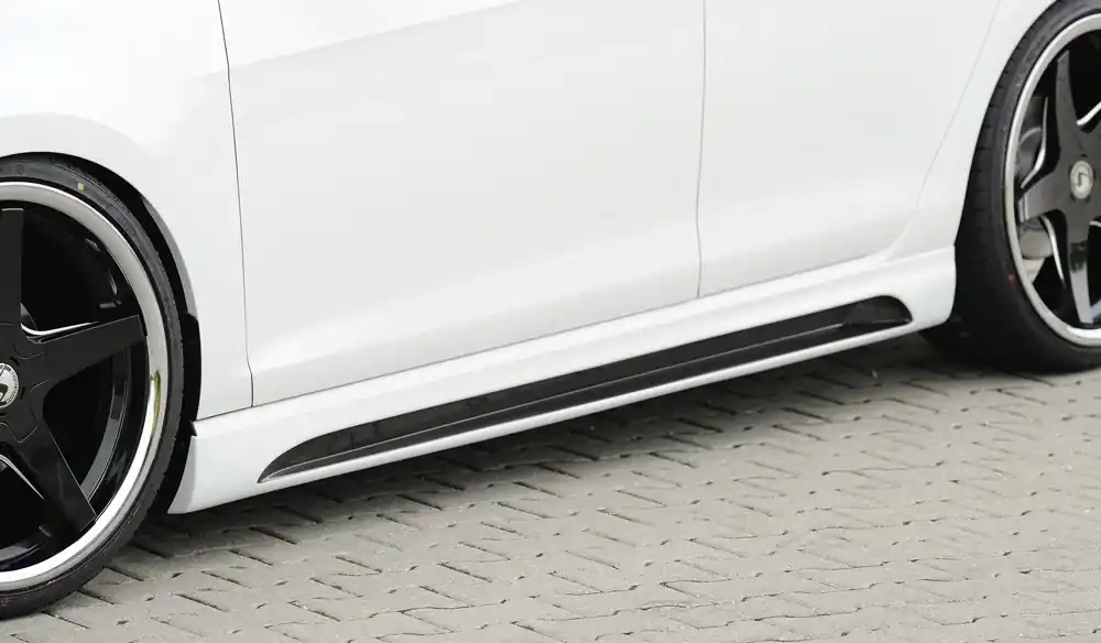 Značkový Rieger boční práh mont. strana pravá pro Seat Leon FR 5F 3-dvéř. (sc), r.v. 01/13-, plast ABS s povrchovou úpravou Carbon-Look, s prolisem a výřezem