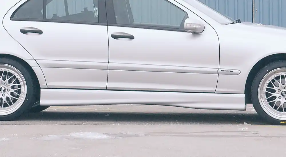 Rieger boční práh mont. strana levá pro Mercedes třída C W203 sedan, sportcoupe, t-model, r.v. 05/00-, plast ABS bez povrchové úpravy Cenově Výhodný