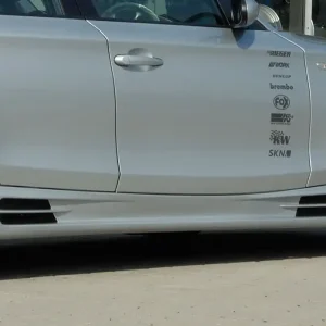 Rieger boční práh mont. strana pravá pro BMW řada 1 E87 4-dvéř., sedan vč. faceliftu, r.v. 04/07-08/11, 09/04-03/07, plast ABS bez povrchové úpravy, s prolisem, s prolisem a dvěma výřezy Značkový