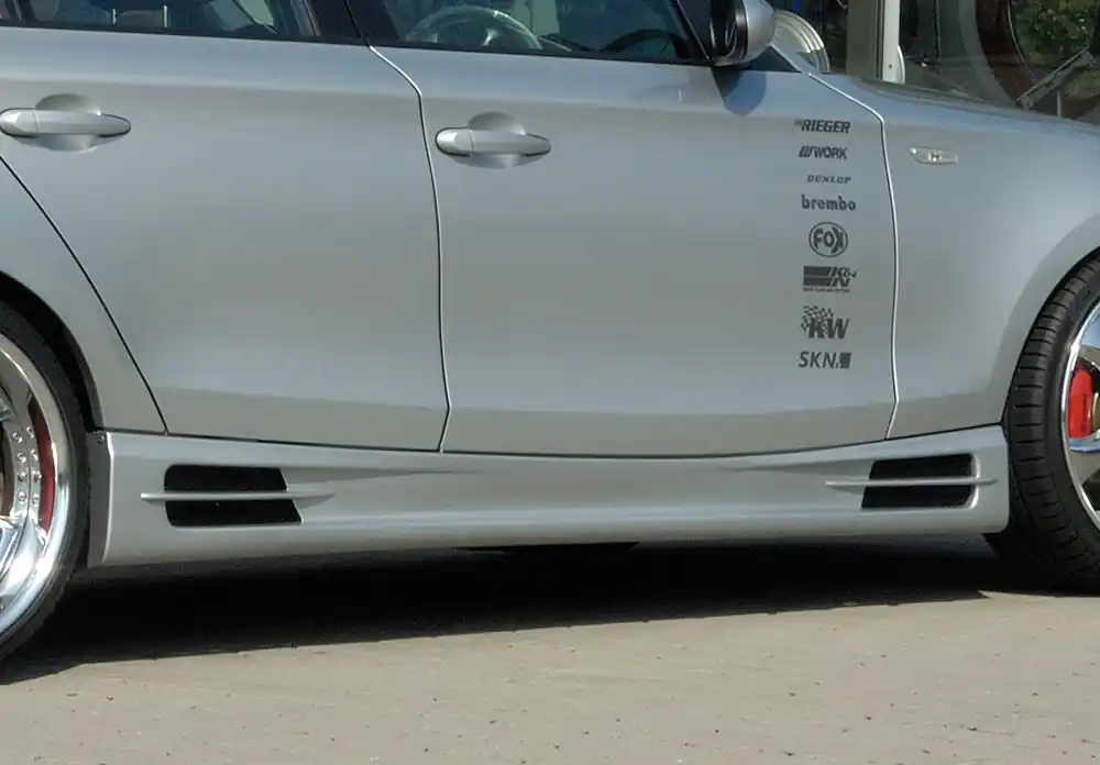 Rieger boční práh mont. strana pravá pro BMW řada 1 E87 4-dvéř., sedan vč. faceliftu, r.v. 04/07-08/11, 09/04-03/07, plast ABS bez povrchové úpravy, s prolisem, s prolisem a dvěma výřezy Značkový