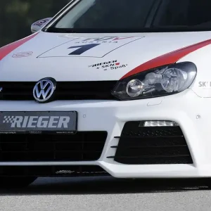 Akce Rieger Přední nárazník pro Volkswagen Golf 6 vč. GTD, GTI 3-dvéř., 5-dvéř., kabriolet, plast ABS bez povrchové úpravy, pro vozy s ostřikovači světlometů, PDC a parkovacím asistentem