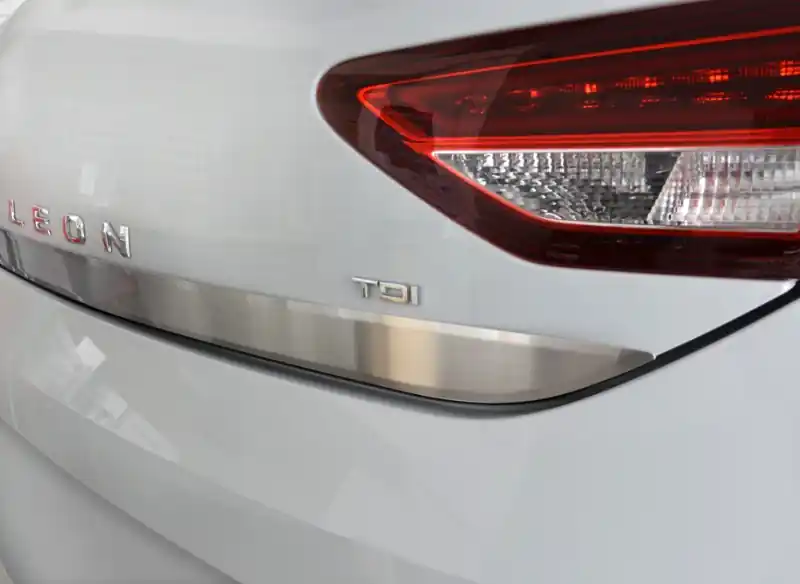 Nerezová lišta hrany kufru Seat Leon III (2013 - 2016) - matná - Avisa Výprodej